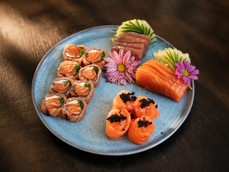 Bandejas do buffet de sushi do Vera Sushi Lounge