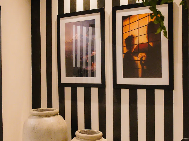 Salão do Vera Sushi Lounge com decoração moderna em Sapucaia do Sul