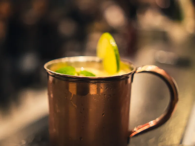 Drink servido em caneca de cobre no bar do Vera Sushi Lounge