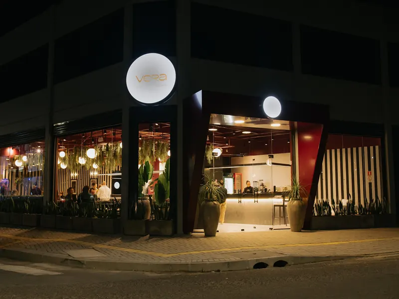Fachada à noite do Vera Sushi Lounge em Sapucaia do Sul