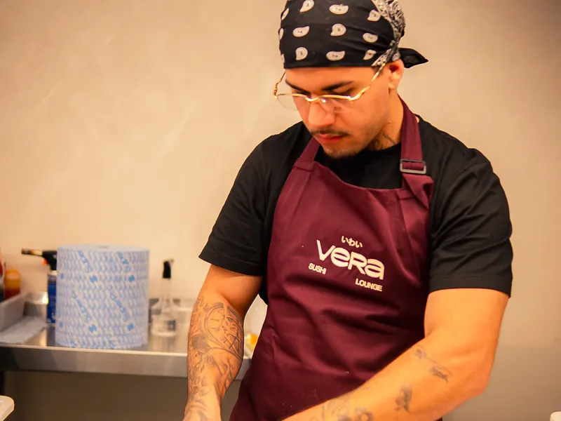 Preparo artesanal das peças de sushi na cozinha do Vera Sushi Lounge