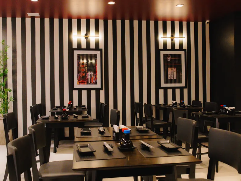 Mesas do salão do Vera Sushi Lounge em Sapucaia do Sul