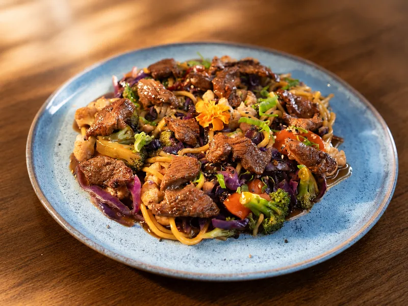 Yakisoba servido no Vera Sushi Lounge em Sapucaia do Sul