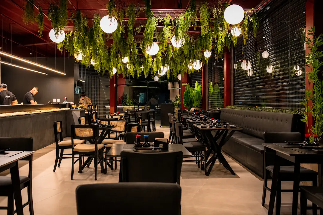 Ambiente do salão do Vera Sushi Lounge em Sapucaia do Sul